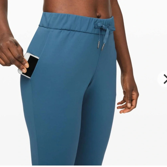 Lululemon On the Fly 7/8 Pant - Size 4 either code blue or petrol blue pants - Picture 4 of 10